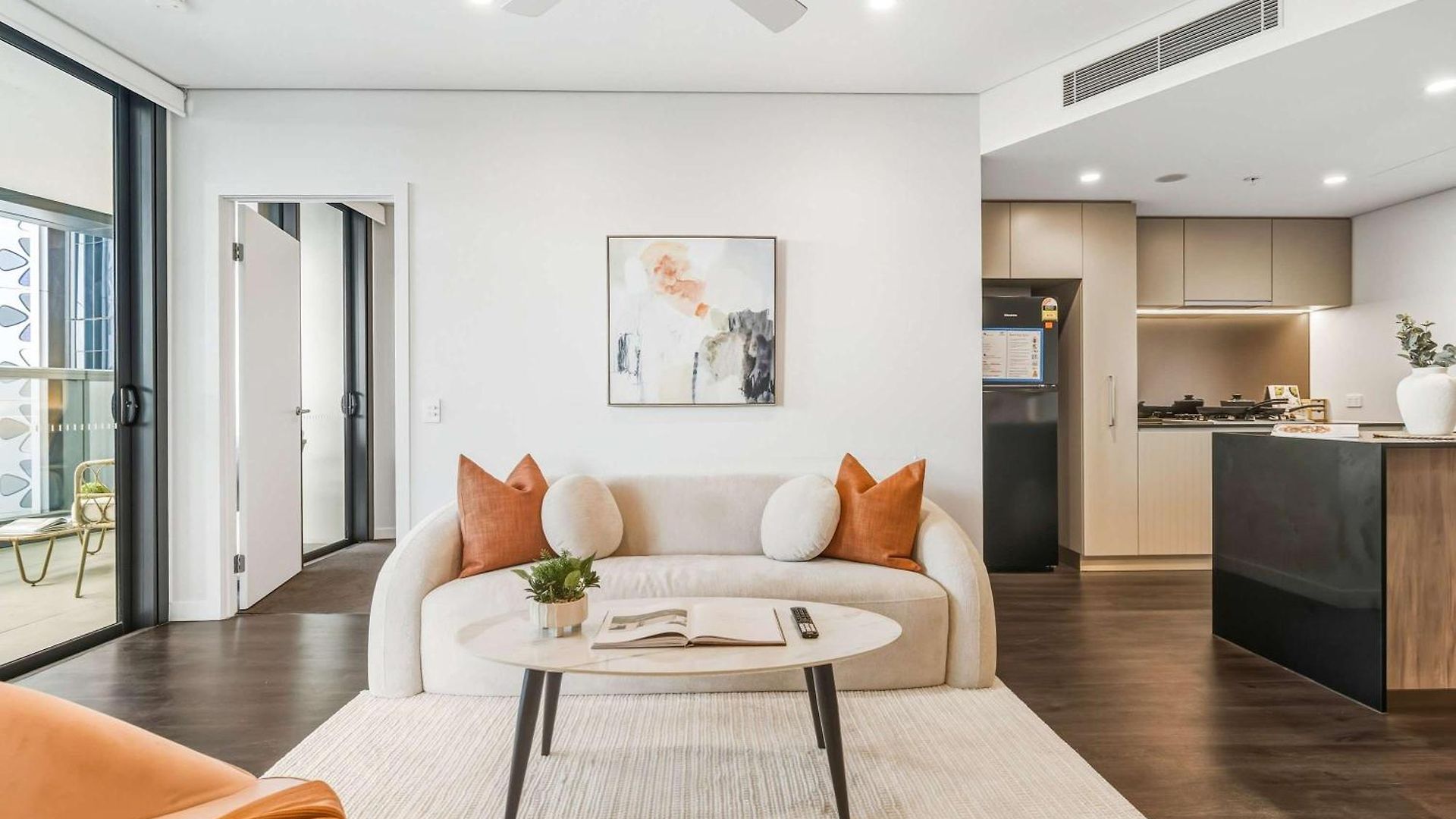 High Rise 2br In Cbd Apartment *