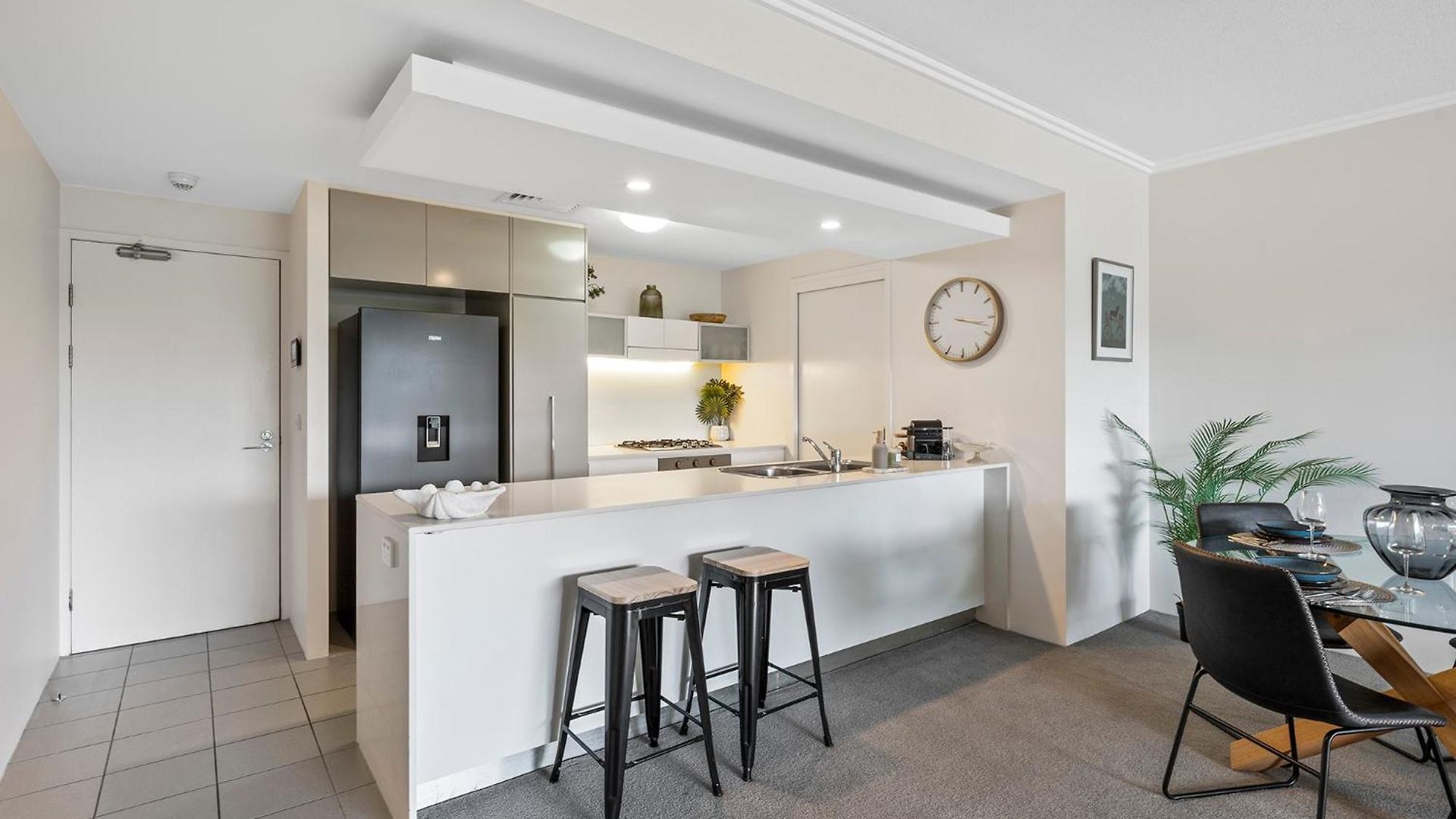Stylish Roma Parklands Retreat - Stunning Park Views From Every Room, Heated Pool, Gym, Private Carpark, Suncorp Stadium, 10 Min Walk To Cbd