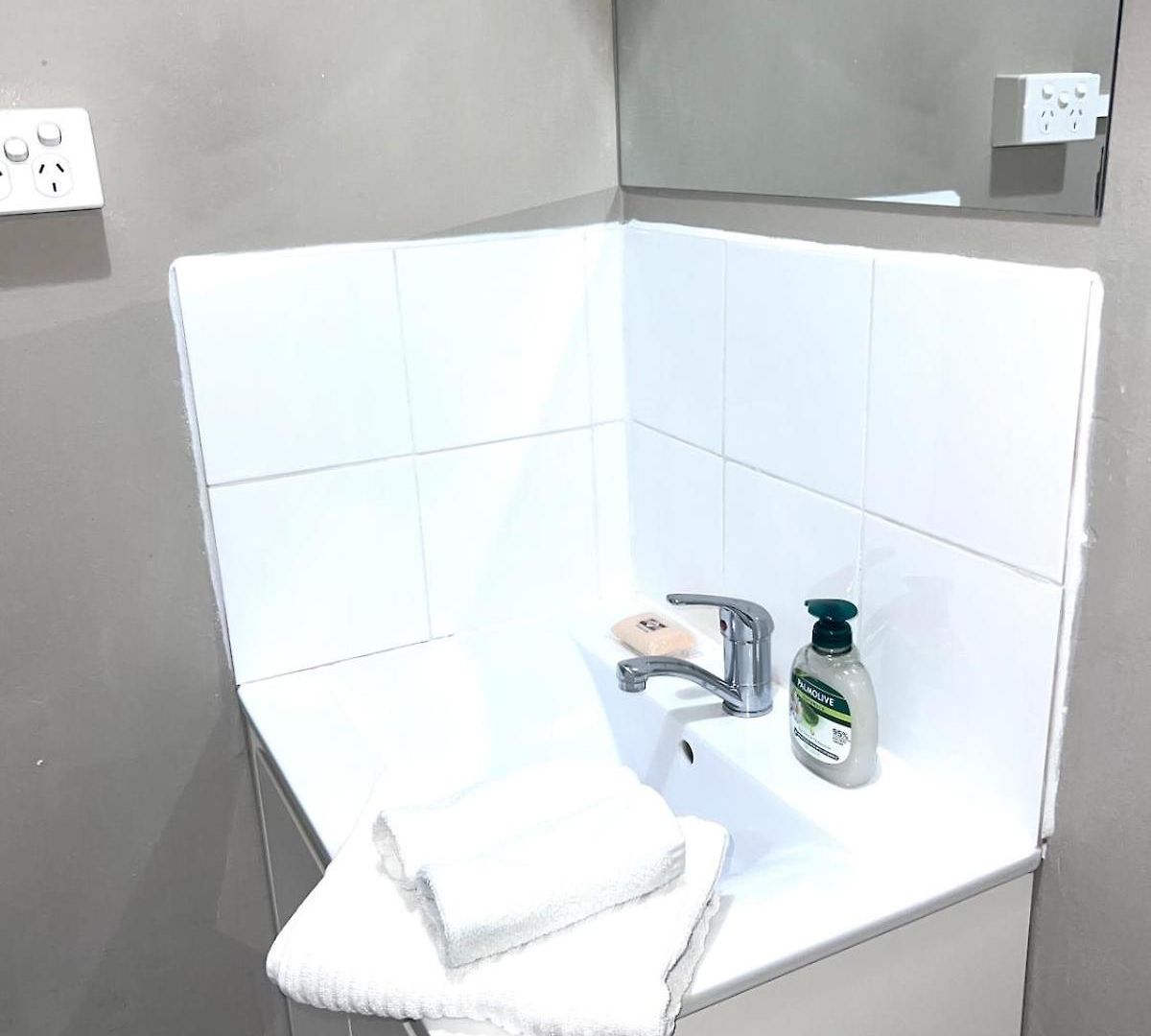 U5-traditional Qld Unit With Backyard-fresh-quiet Leafy Centre-newac Smarttv *