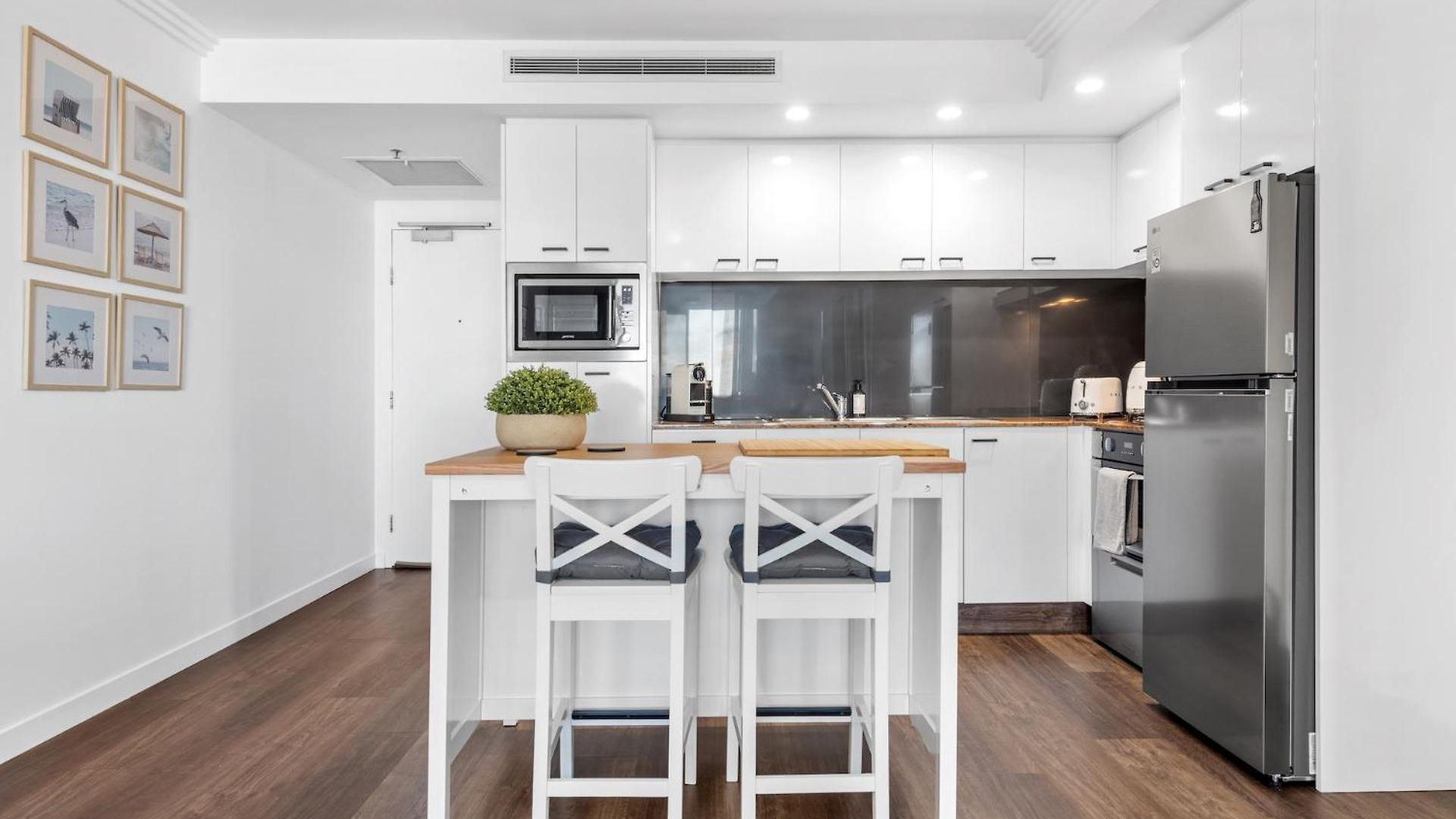 Modern On Mary 1 Bedroom, 1 Bathroom, 1 Car, Views! Apartment *