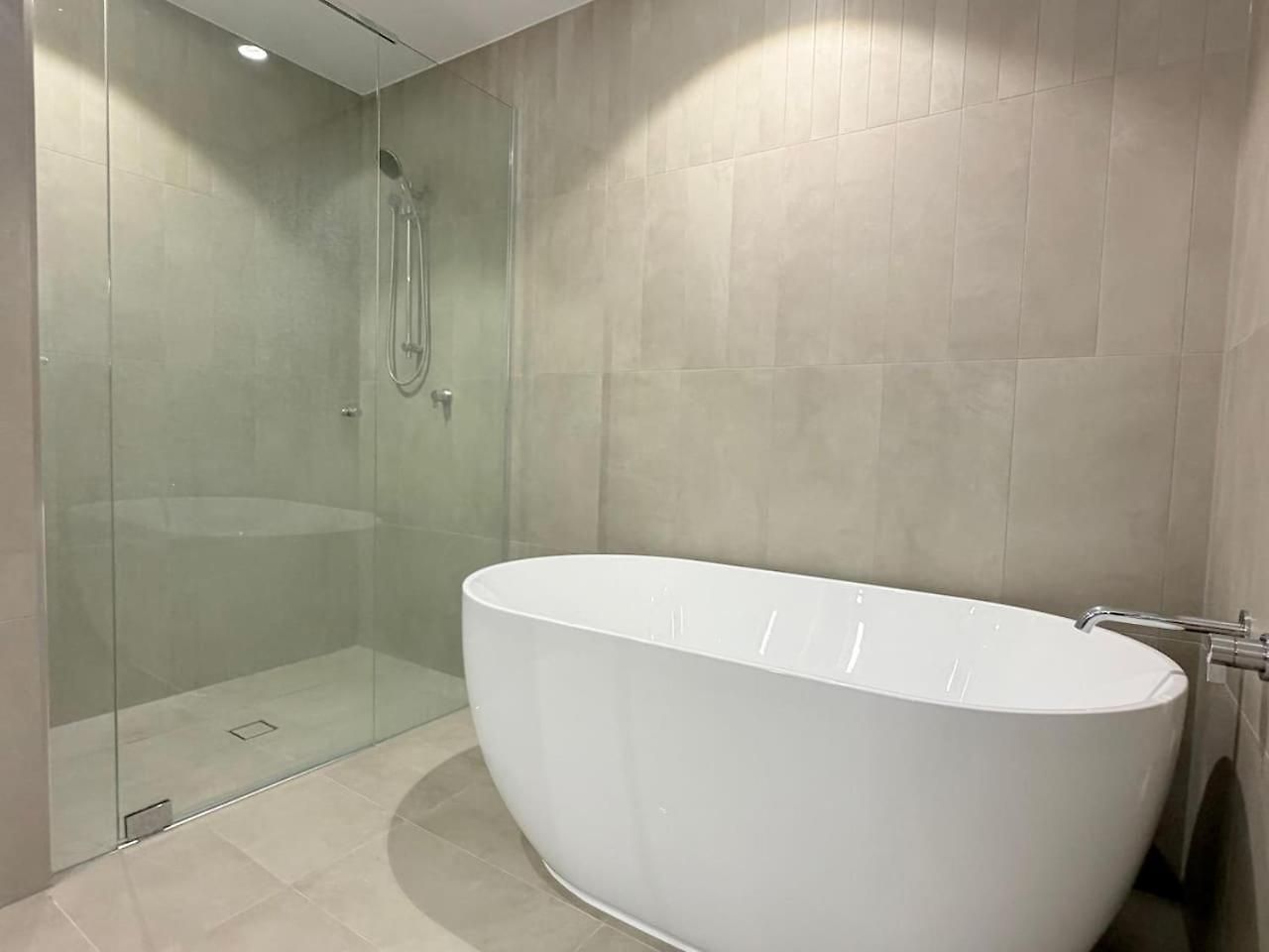 Luxury 3-bedroom With And River View Apartment *