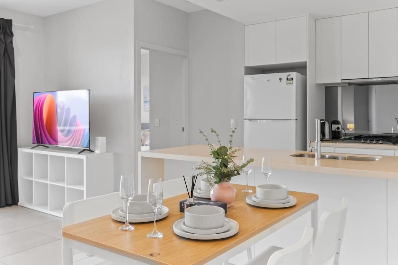 2br Modern With Balcony Great Location Brisbane