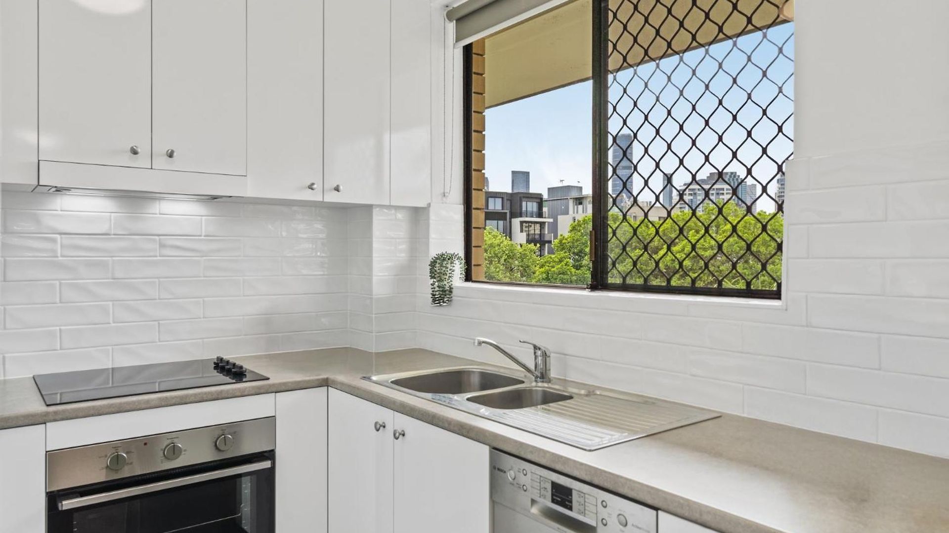 Spacious New Farm With Balcony And Secure Parking * Brisbane