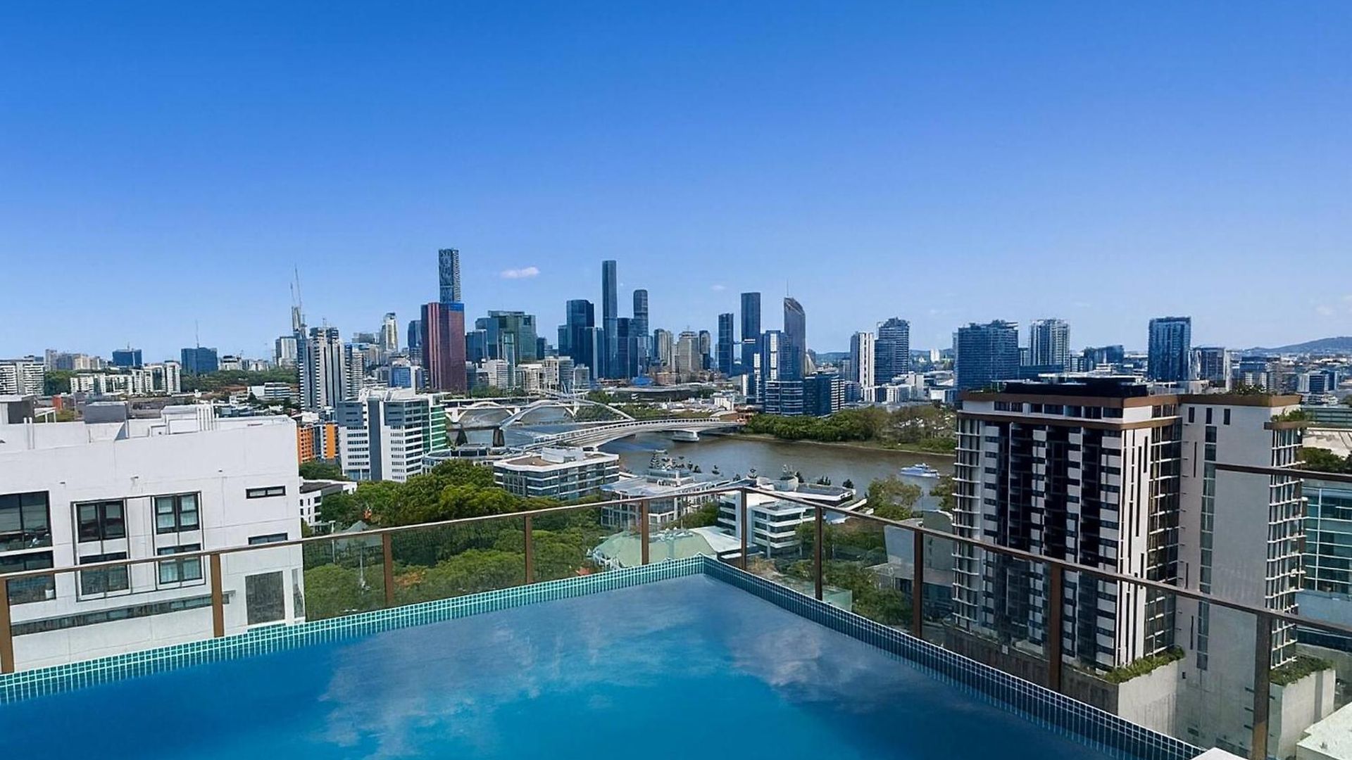 Milton Oasis Level 16- Luxury Near Milton Station