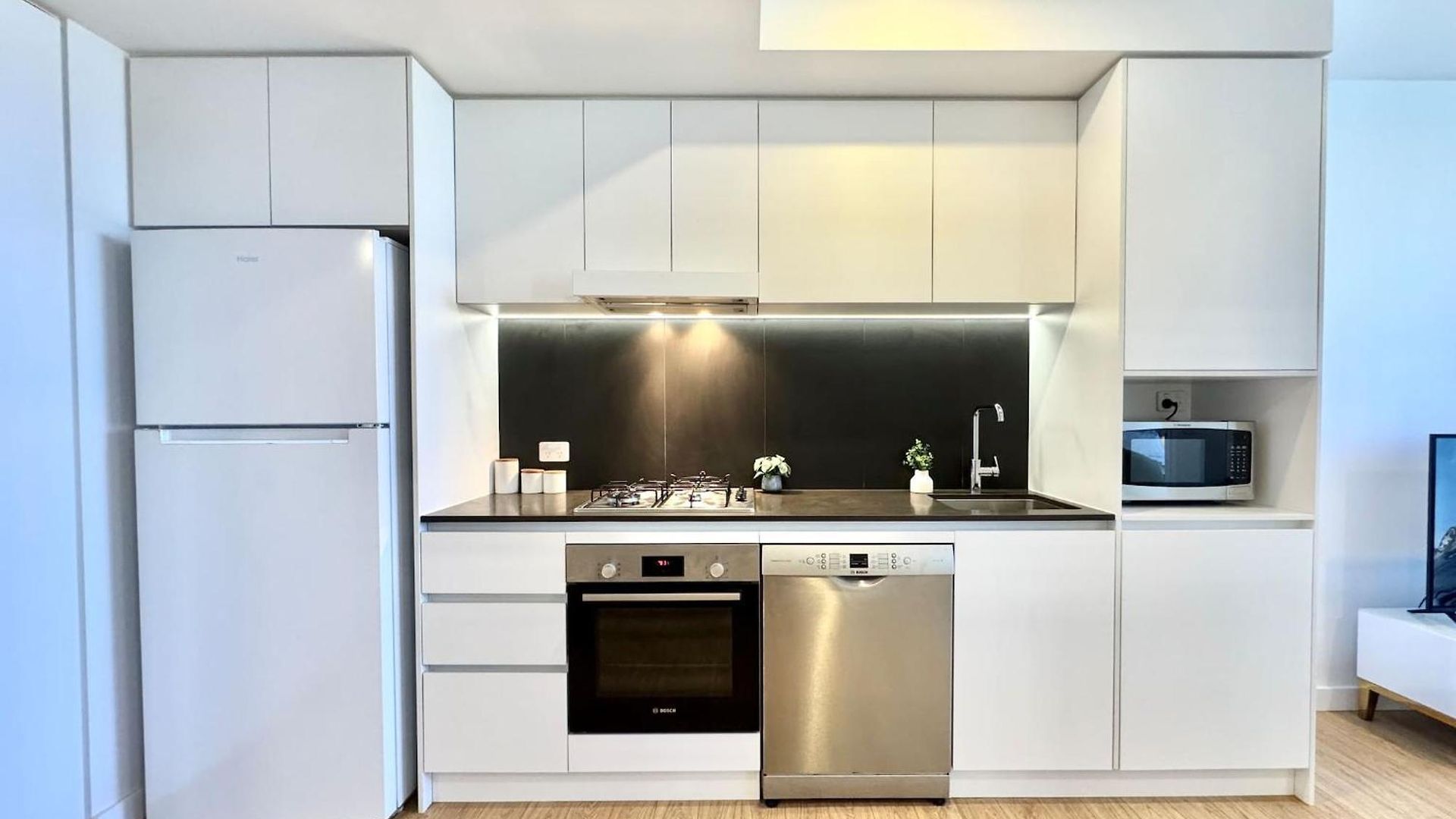 Apartment 1br One Modern High-rise With Pool & Gym Access