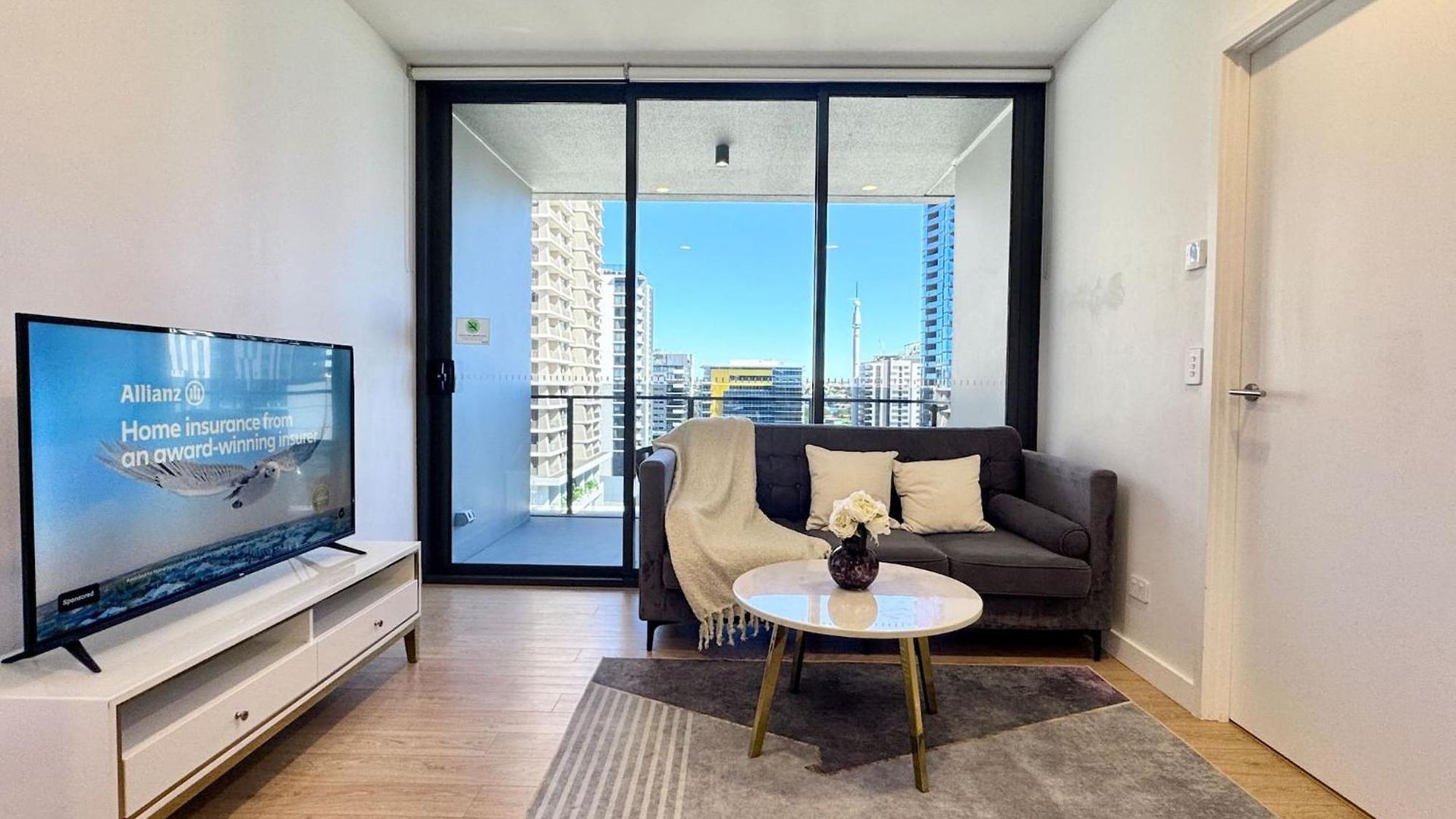 Apartment 1br One Modern High-rise With Pool & Gym Access