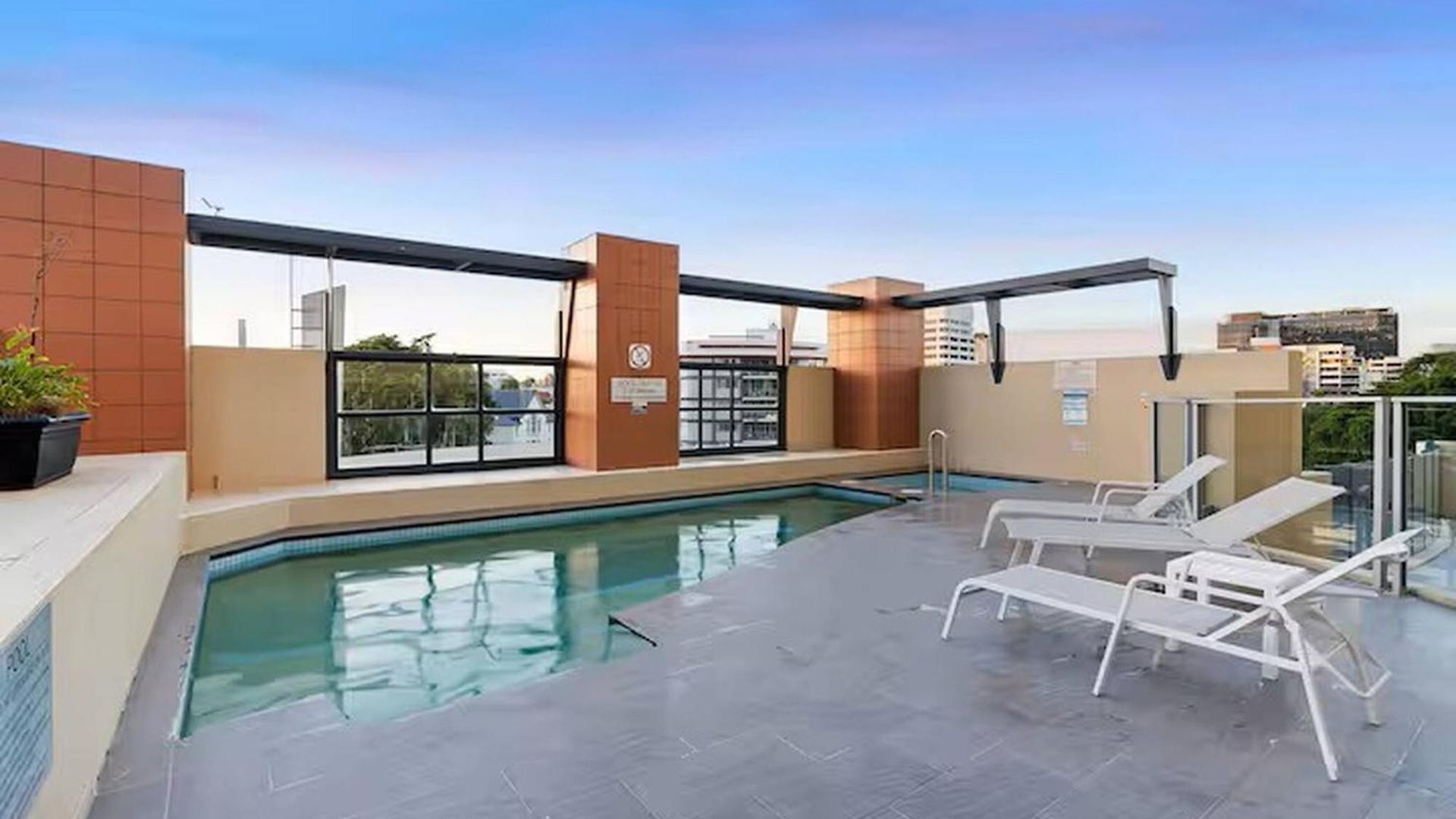 Apartment Pool & Gym & Parking