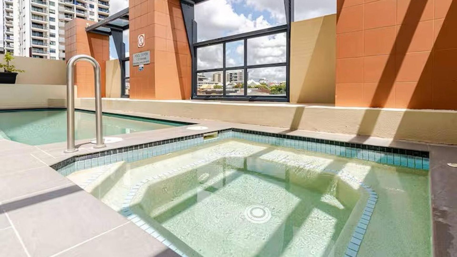 Pool & Gym Apartment