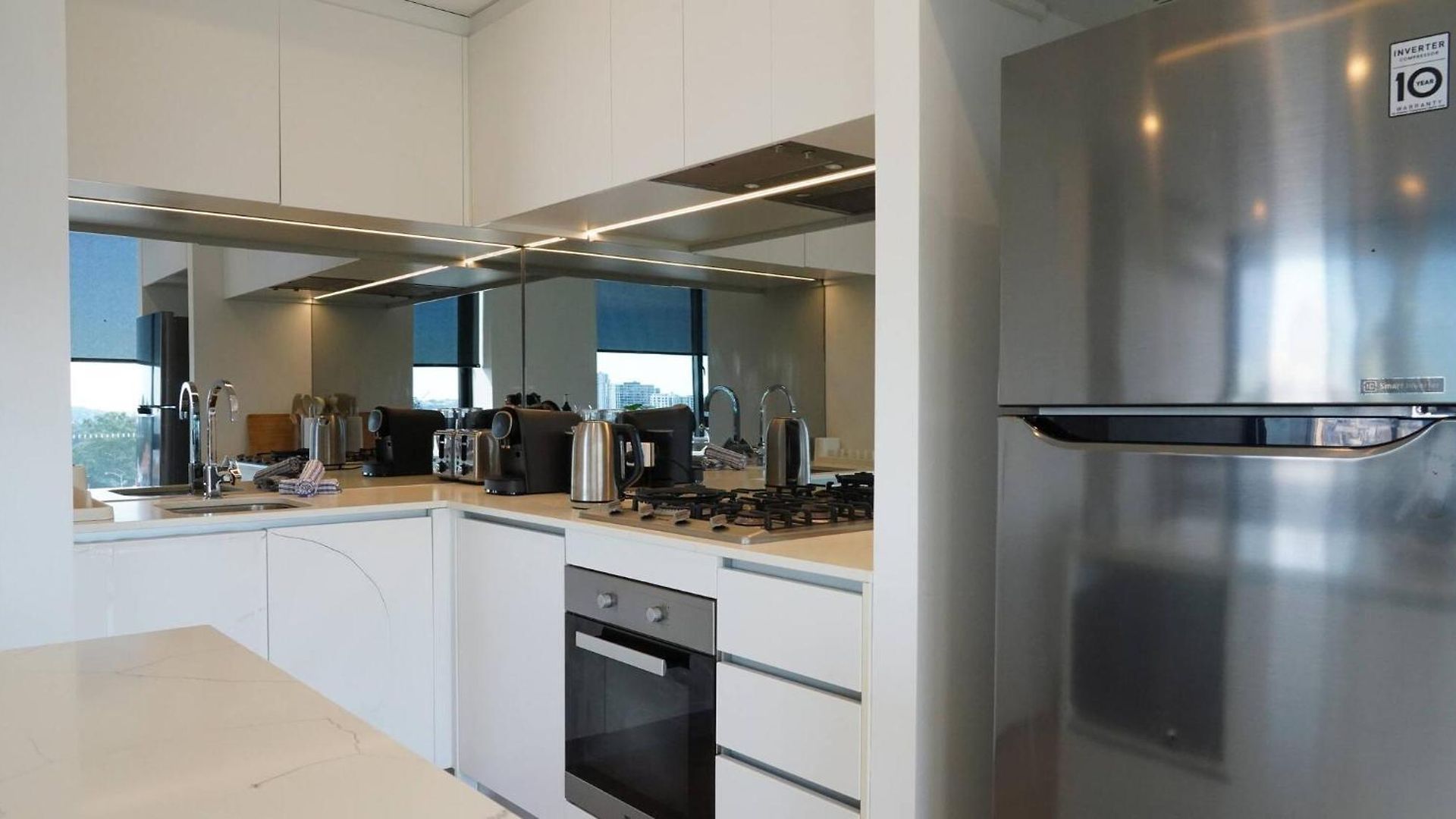 Apartment Stylish Escape - Views & Perks *