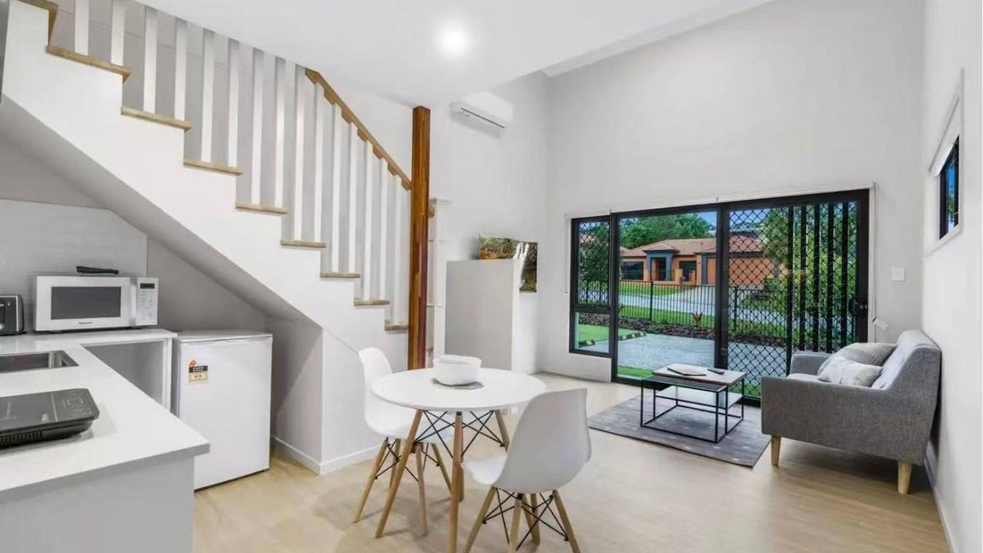 Cozy Sunnybank Base - Unit 3 | Near Shops & Eats Homestay *