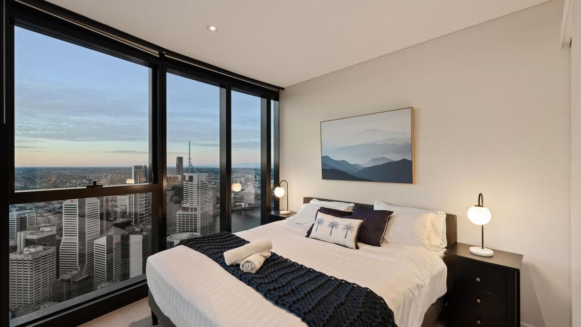 Skytower 72nd Floor 3br With Parking, Pool And Gym Apartment Brisbane
