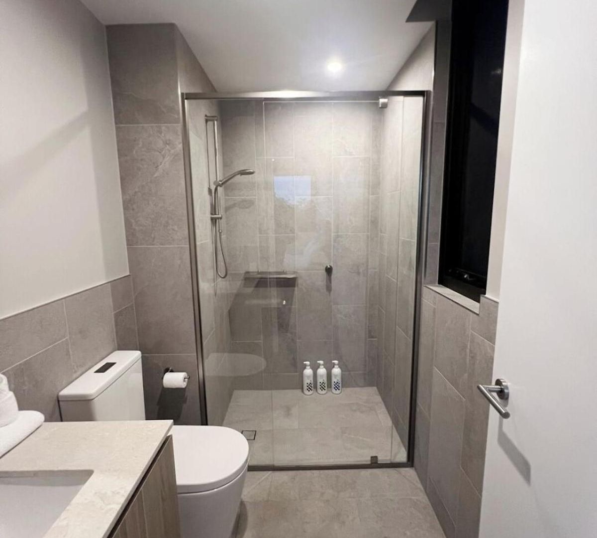 Riverside Modern 2br East With Parking Apartment