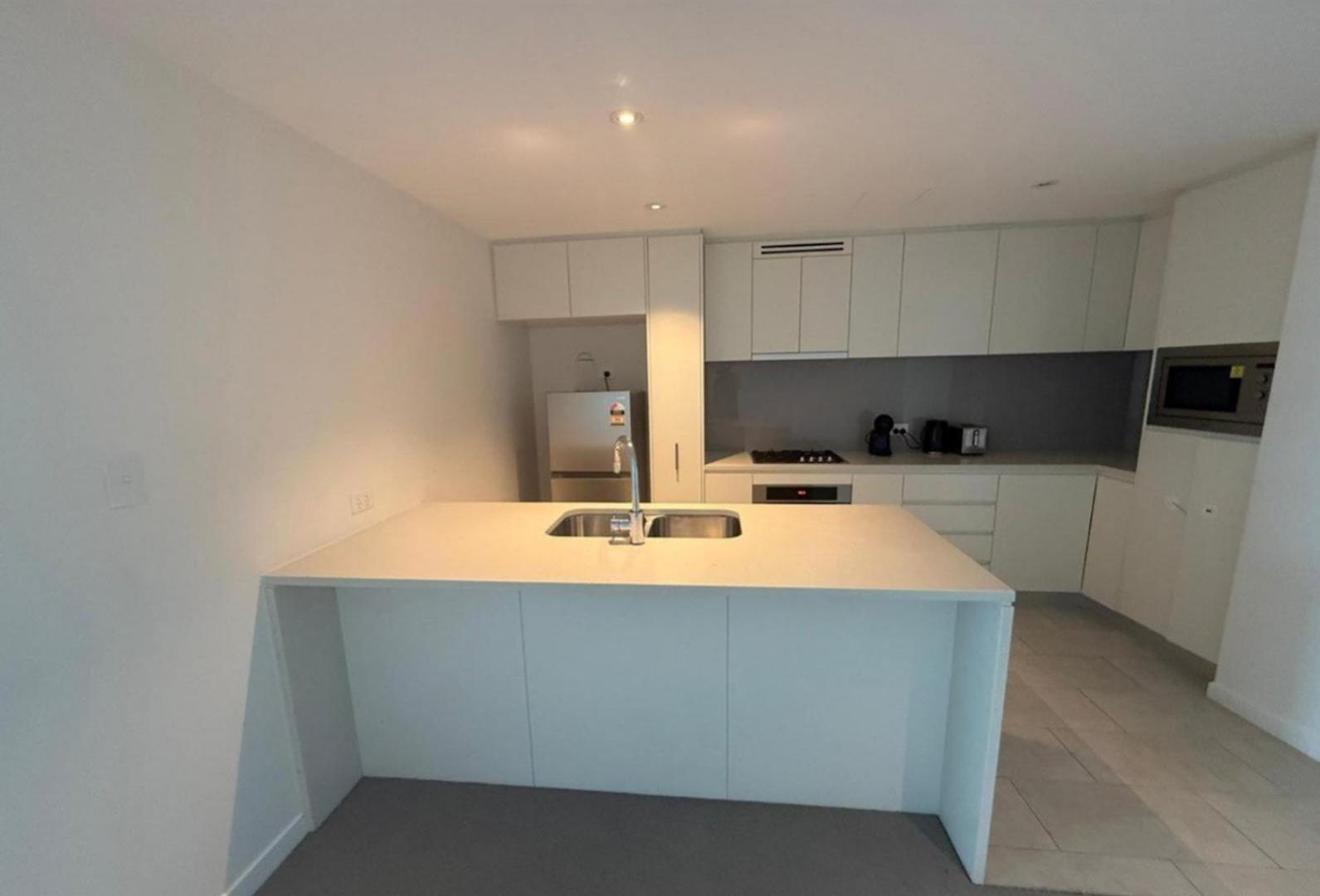 Skyrise Upper Floor Infinite Pool Apartment *