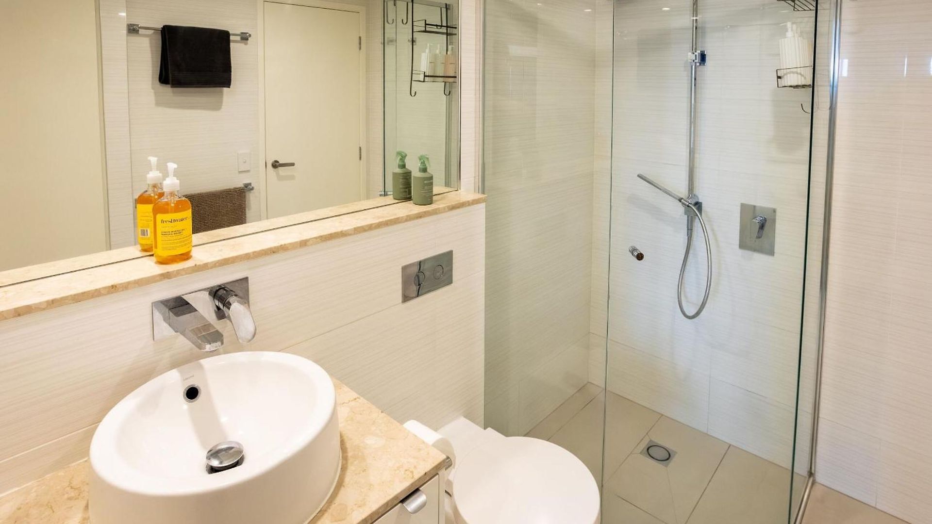 Modern Pad, 1-min To Showgrounds