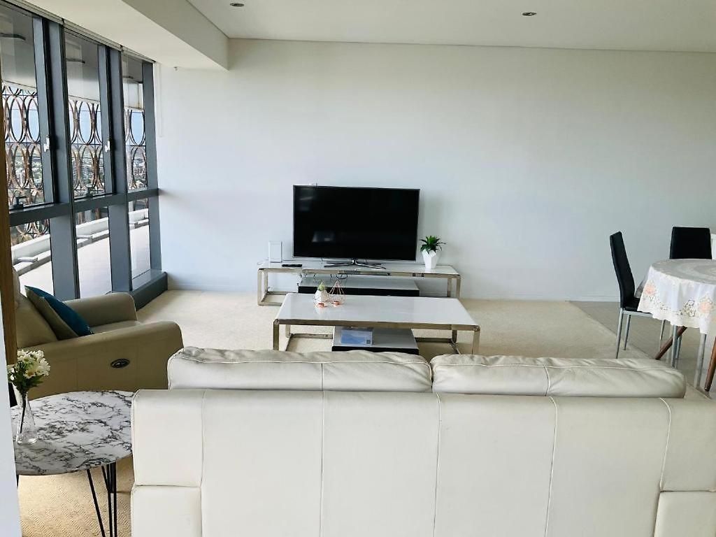 Modem Two Bedroom In Inner Cbd Apartment *