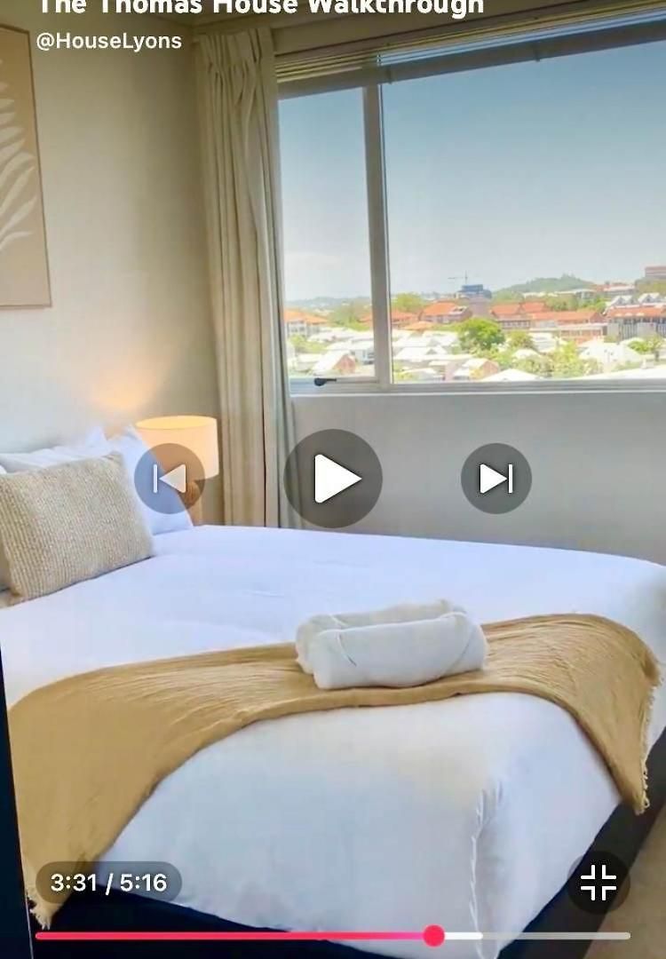 Spring Hill 2br, 2ba Retreat Sleeps 6 - Walk To Cbd With Pool, Free Parking, Balcony, Views, Fast Wi-fi & Gym Brisbane