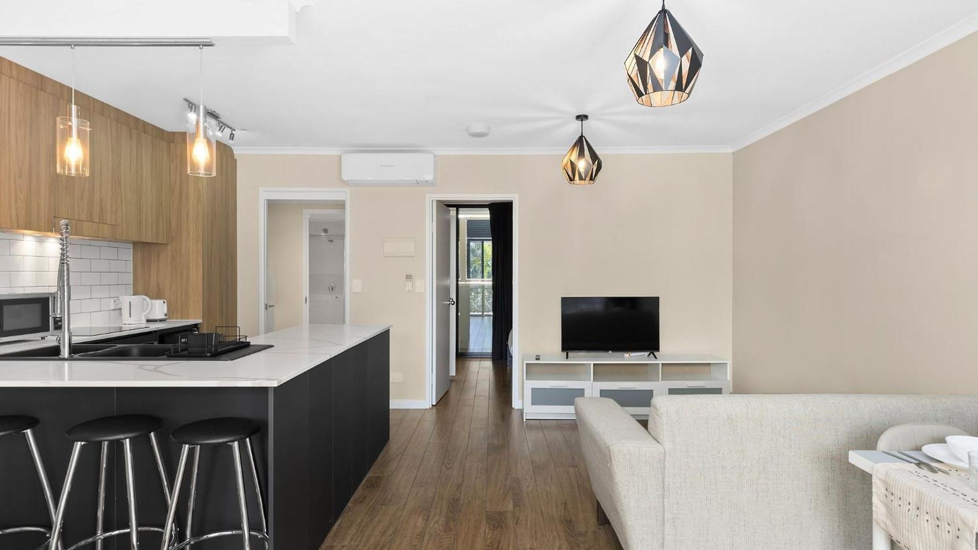Modern Tropical 1br Oasis In Spring Hill Apartment *