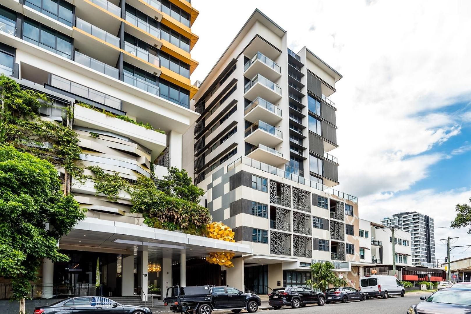 Apartment City-center Cozy 2bdr With Parking *