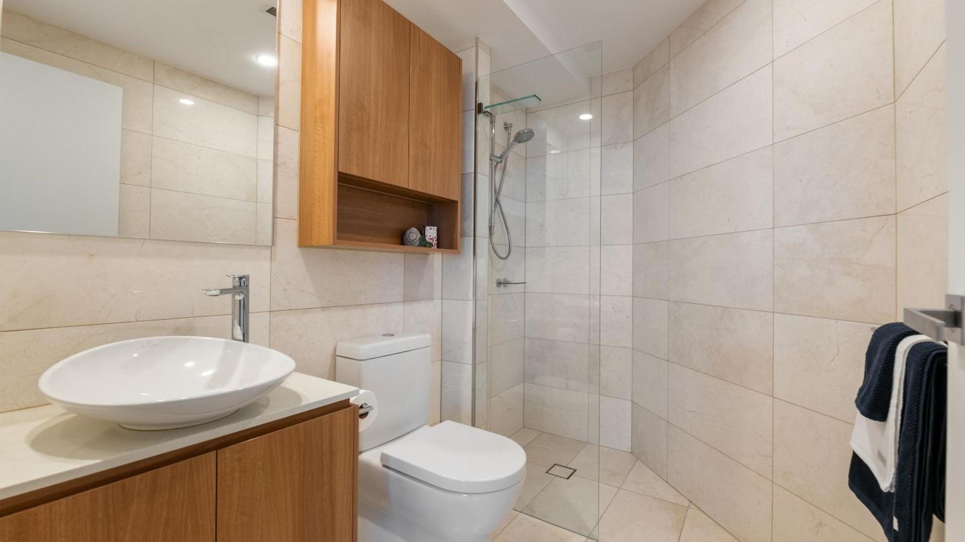 Skylight With Free Parking Apartment
