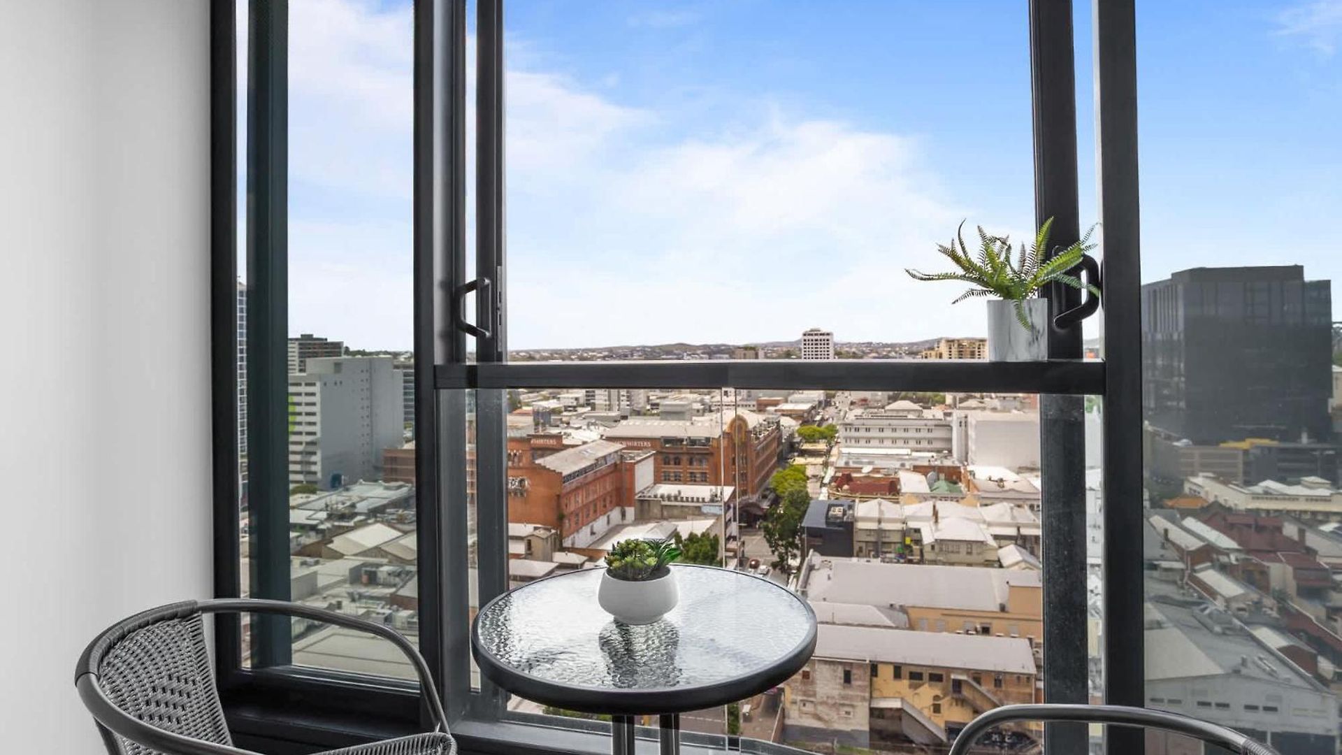 Valley Getaway - Rooftop Pool - Parking - Sleeps 6 Apartment Brisbane