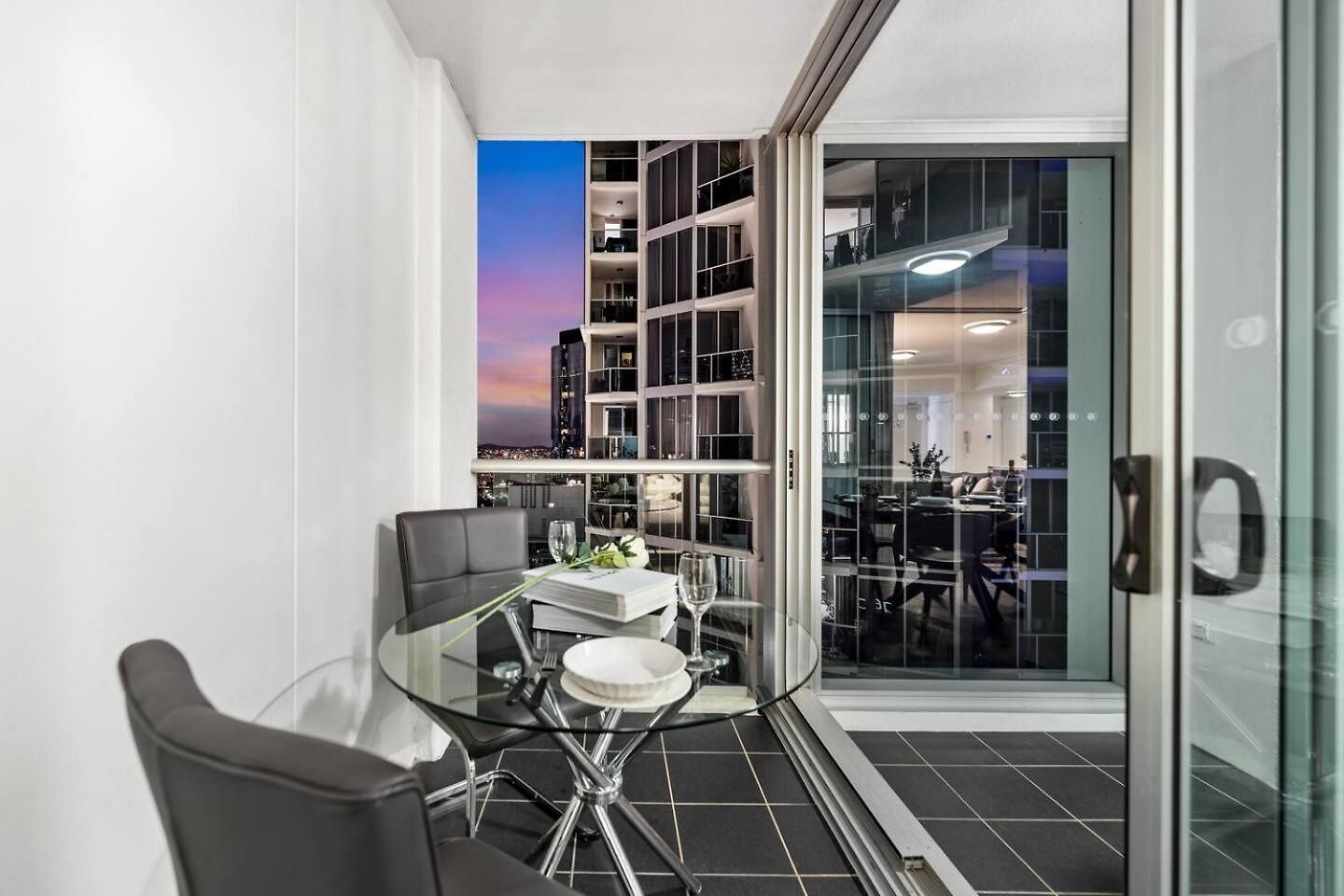 Dusk A Luxury 2bed 2bath Cbd Sky With Pool Parking And Apartment *