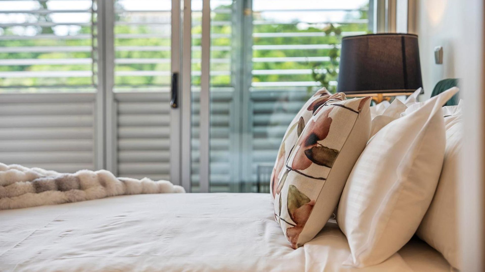 Apartment Stylish Roma Parklands Retreat - Stunning Park Views From Every Room, Heated Pool, Gym, Private Carpark, Suncorp Stadium, 10 Min Walk To Cbd