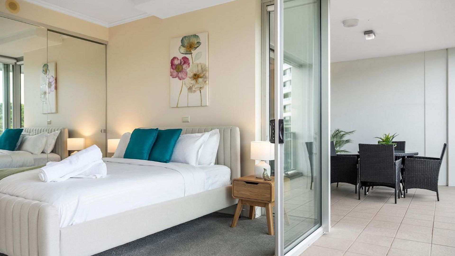 Apartment Stylish Roma Parklands Retreat - Stunning Park Views From Every Room, Heated Pool, Gym, Private Carpark, Suncorp Stadium, 10 Min Walk To Cbd Brisbane