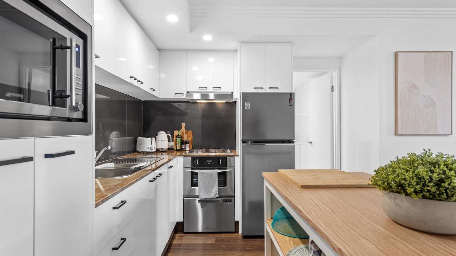 Modern On Mary 1 Bedroom, 1 Bathroom, 1 Car, Views!