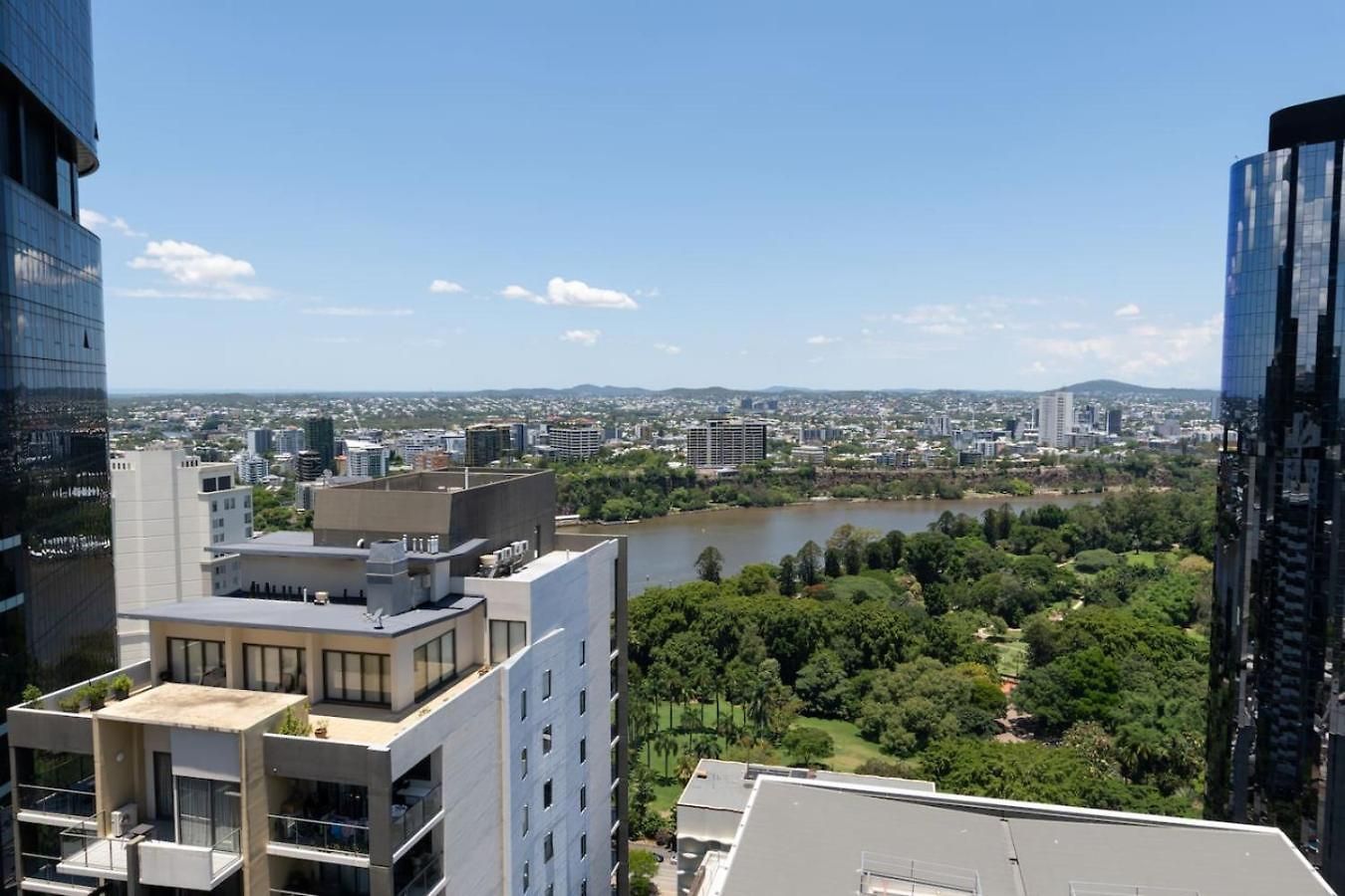 Luxury High Rise 2br In Cbd *