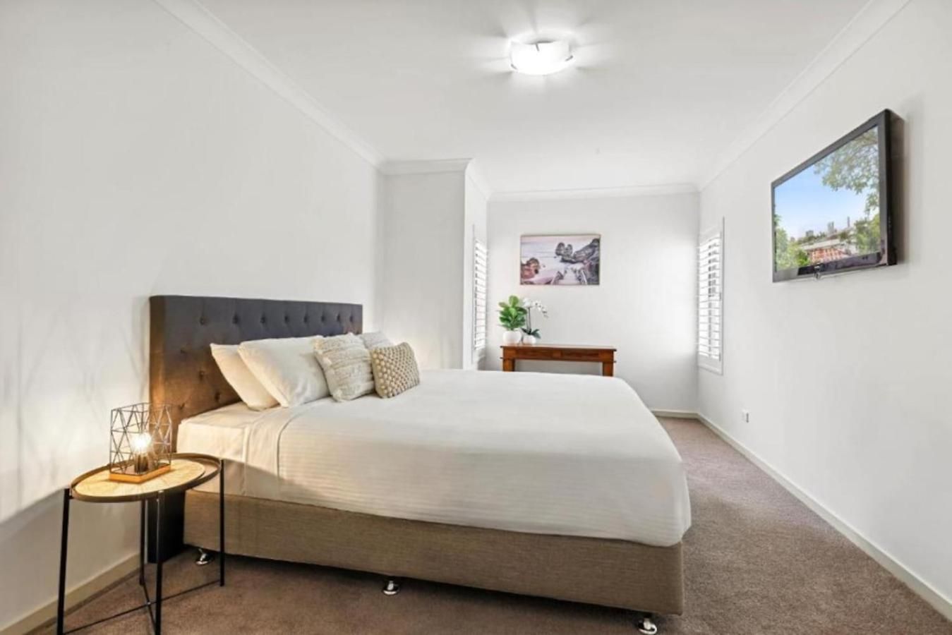 Apartment Lovely 3-bed With Alfresco Dining By Custom Hosting *