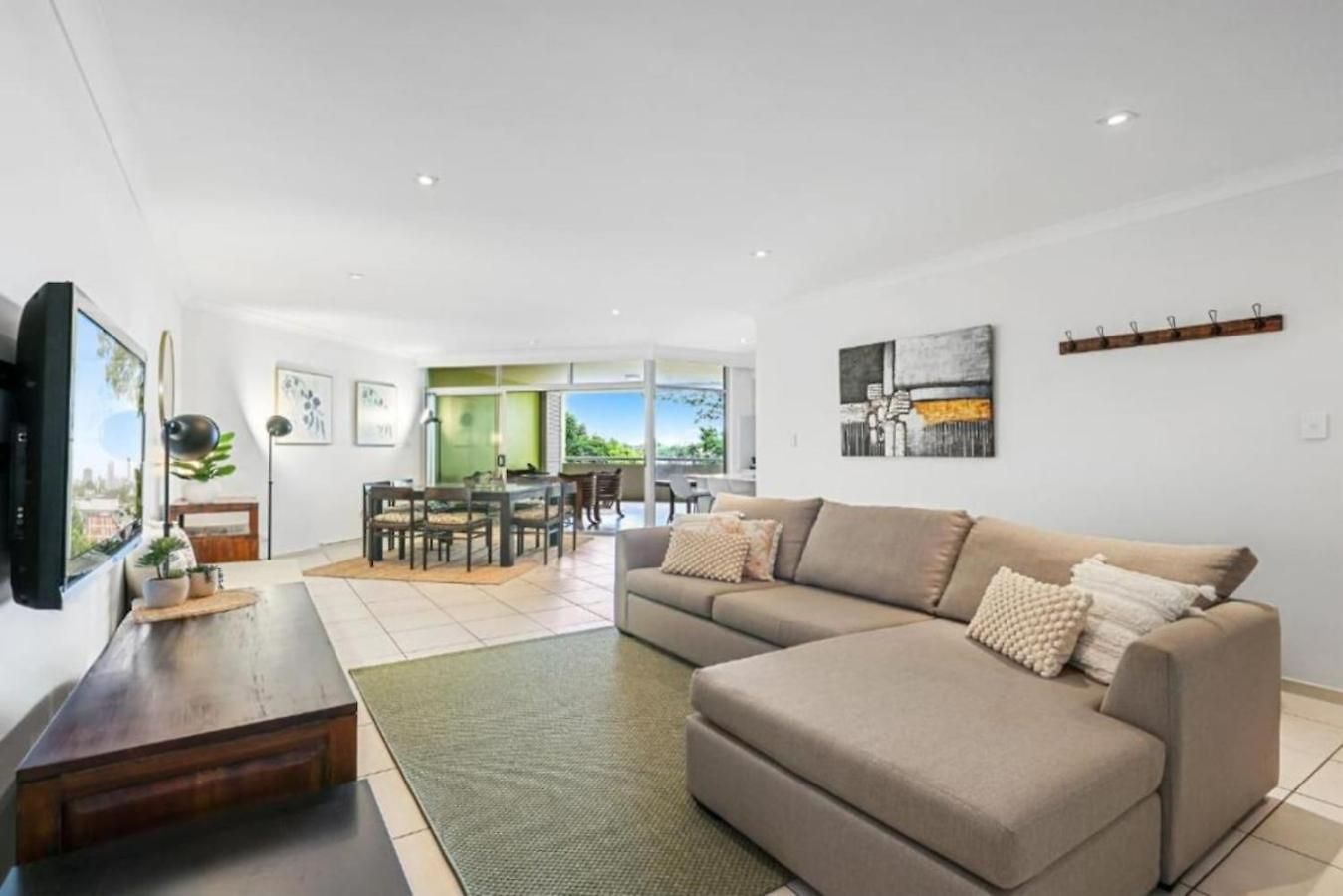 Apartment Lovely 3-bed With Alfresco Dining By Custom Hosting Brisbane
