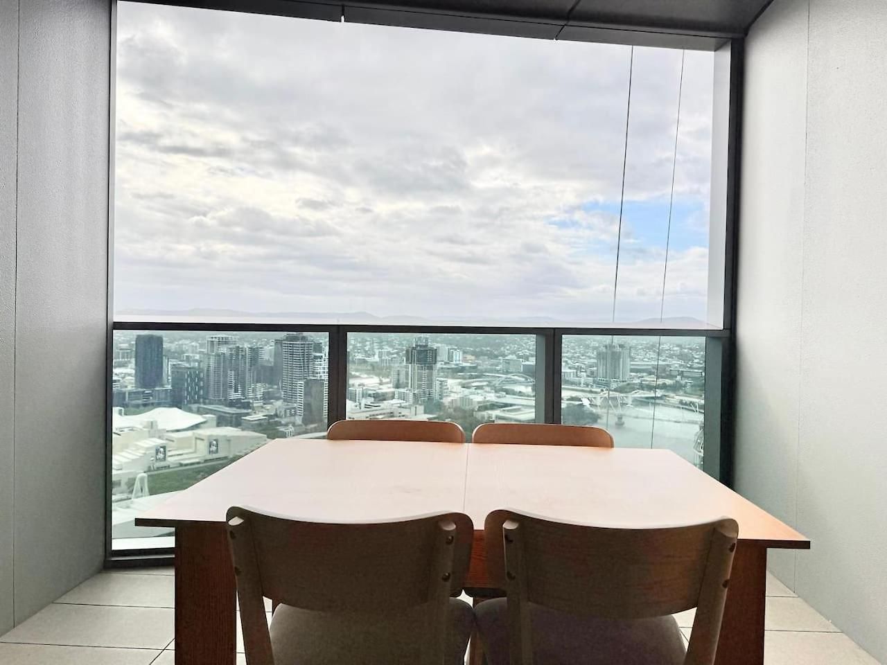 Luxury 3-bedroom With And River View Apartment *