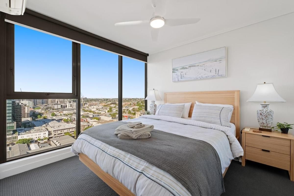 Immaculate Floor Views - 2bed-2bath-1car-pool Apartment