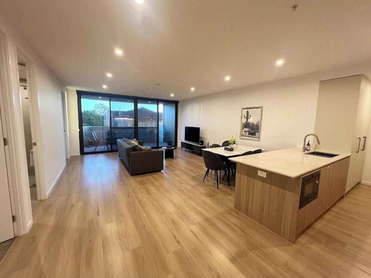 Riverside Modern 2br East With Parking Apartment