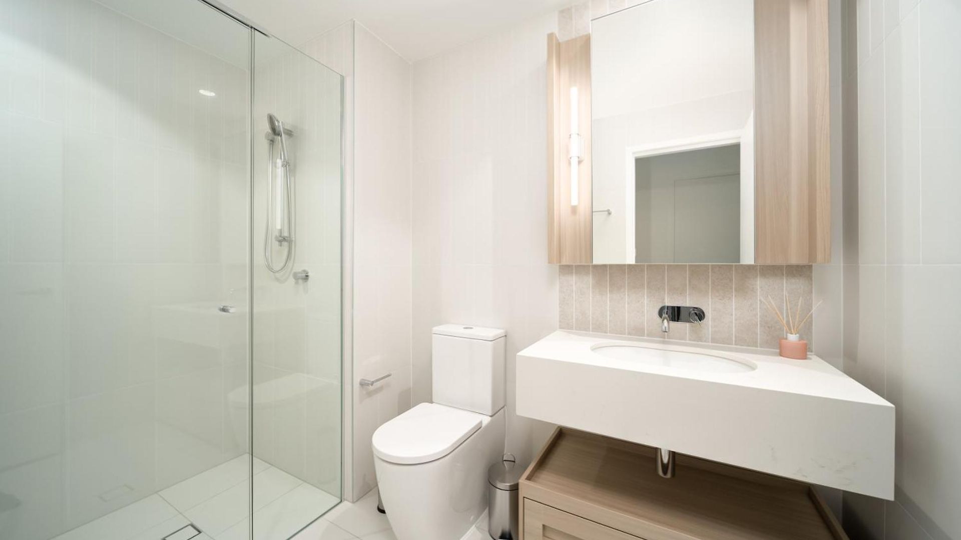1bedroom Sip In Style In Queens Wharf - Level 33 With And River View