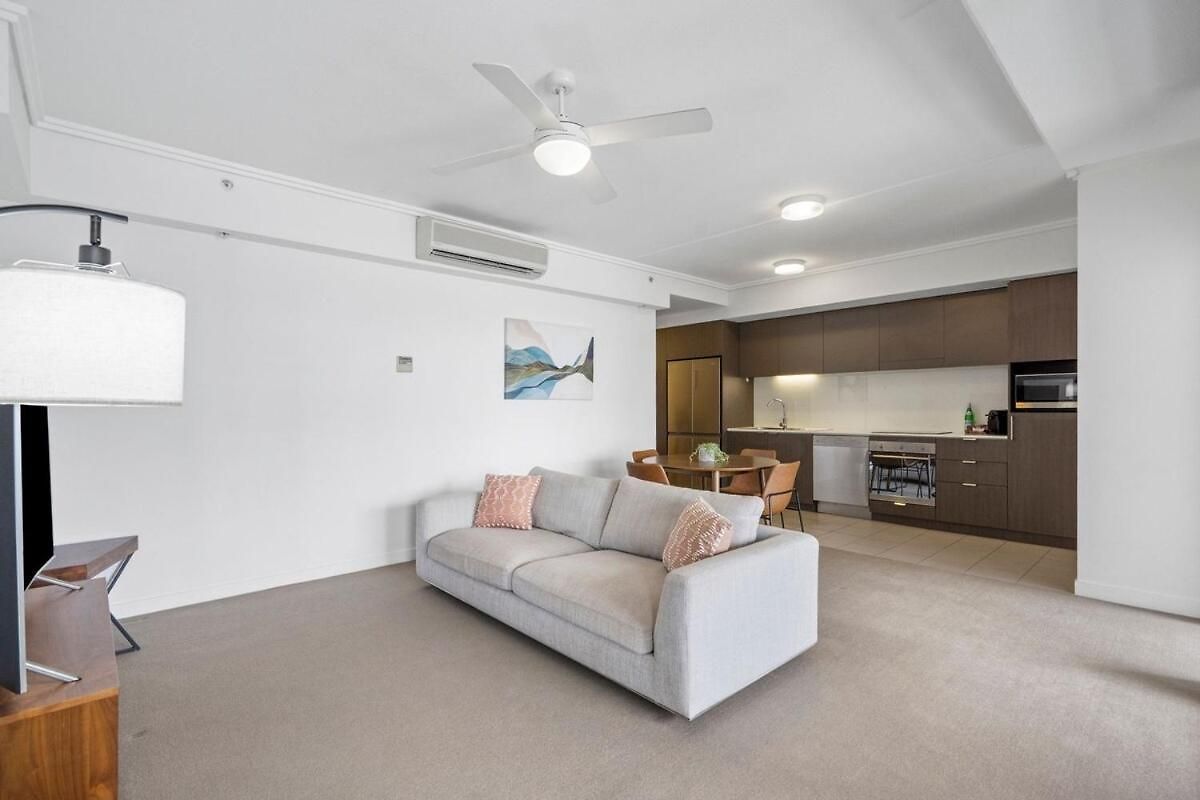 Modern 2 Bedroom - Short Stroll To St