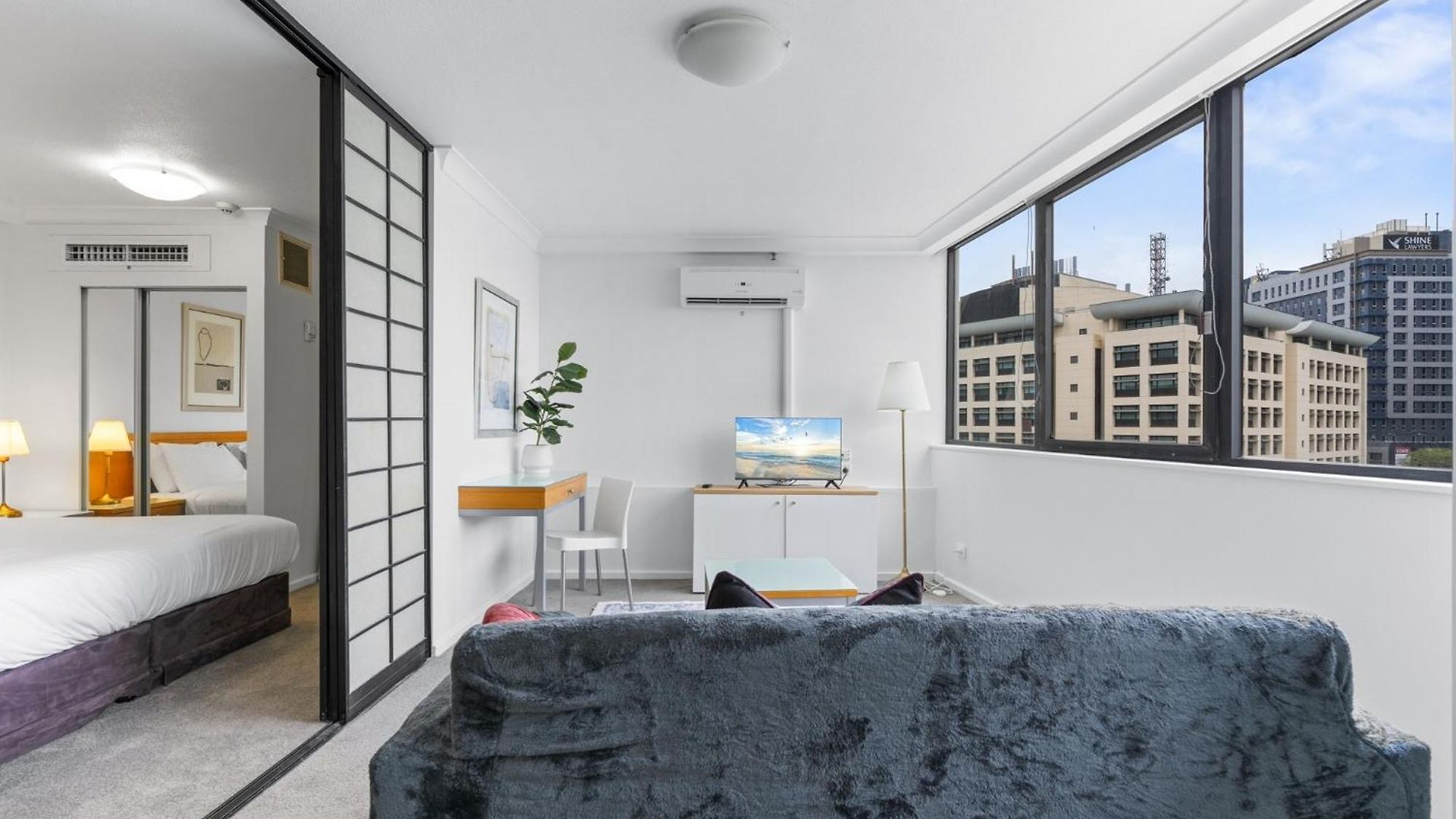 Bright Inner-city Near River View Apartment *