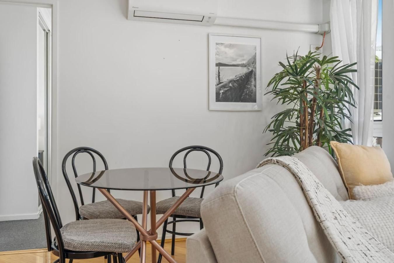 Modern 2br Retreat With Gym, Pool And Balcony Apartment *