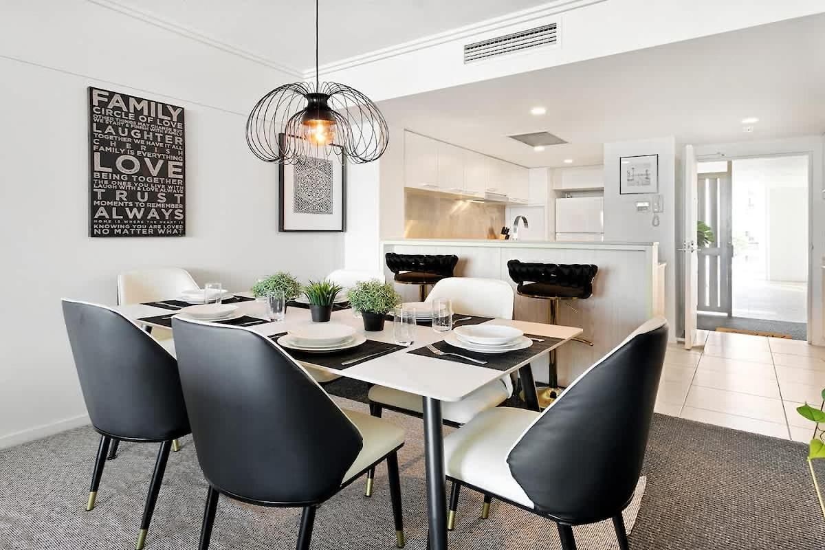 Spring Hill 2br, 2ba Retreat Sleeps 6 - Walk To Cbd With Pool, Free Parking, Balcony, Views, Fast Wi-fi & Gym Brisbane