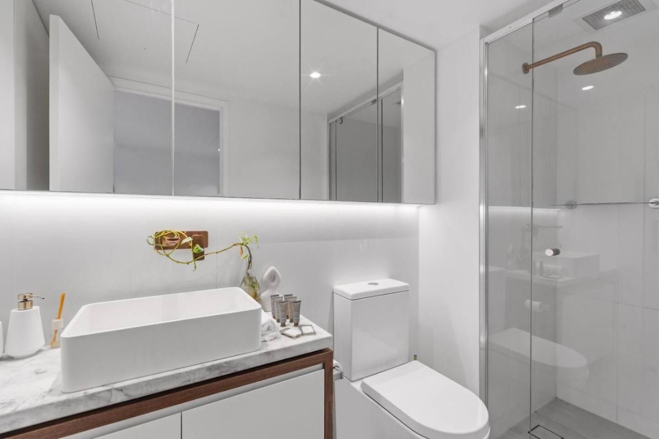 Style Infinity Pool Gym Chic 1 Bedroom Brisbane