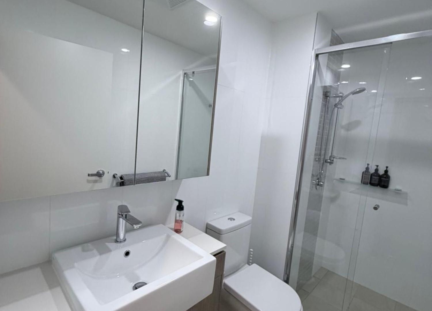 24 Bromley St Private In A Luxurious Shared Apartment