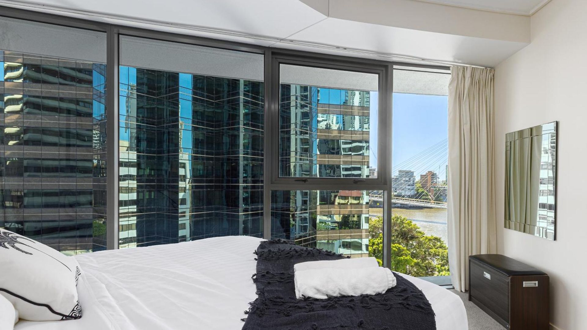 Oaks Luxury 2br With Pool, Gym And Parking * Brisbane