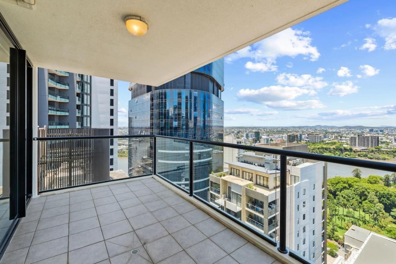 Apartment Luxury High Rise 2br In Cbd *