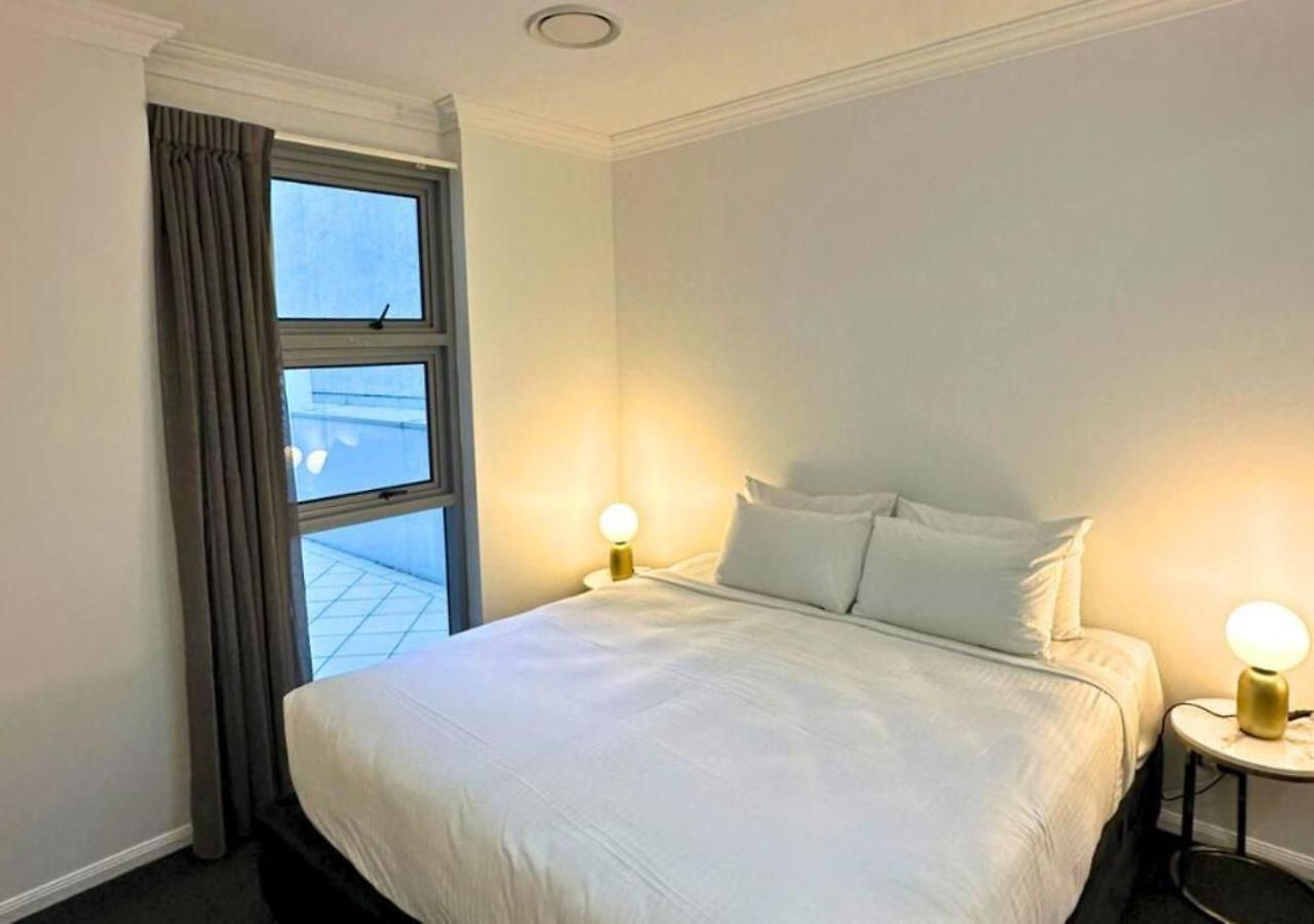 Apartment Luxury 2 Bedroom Retreat With Pool And Gym Access *