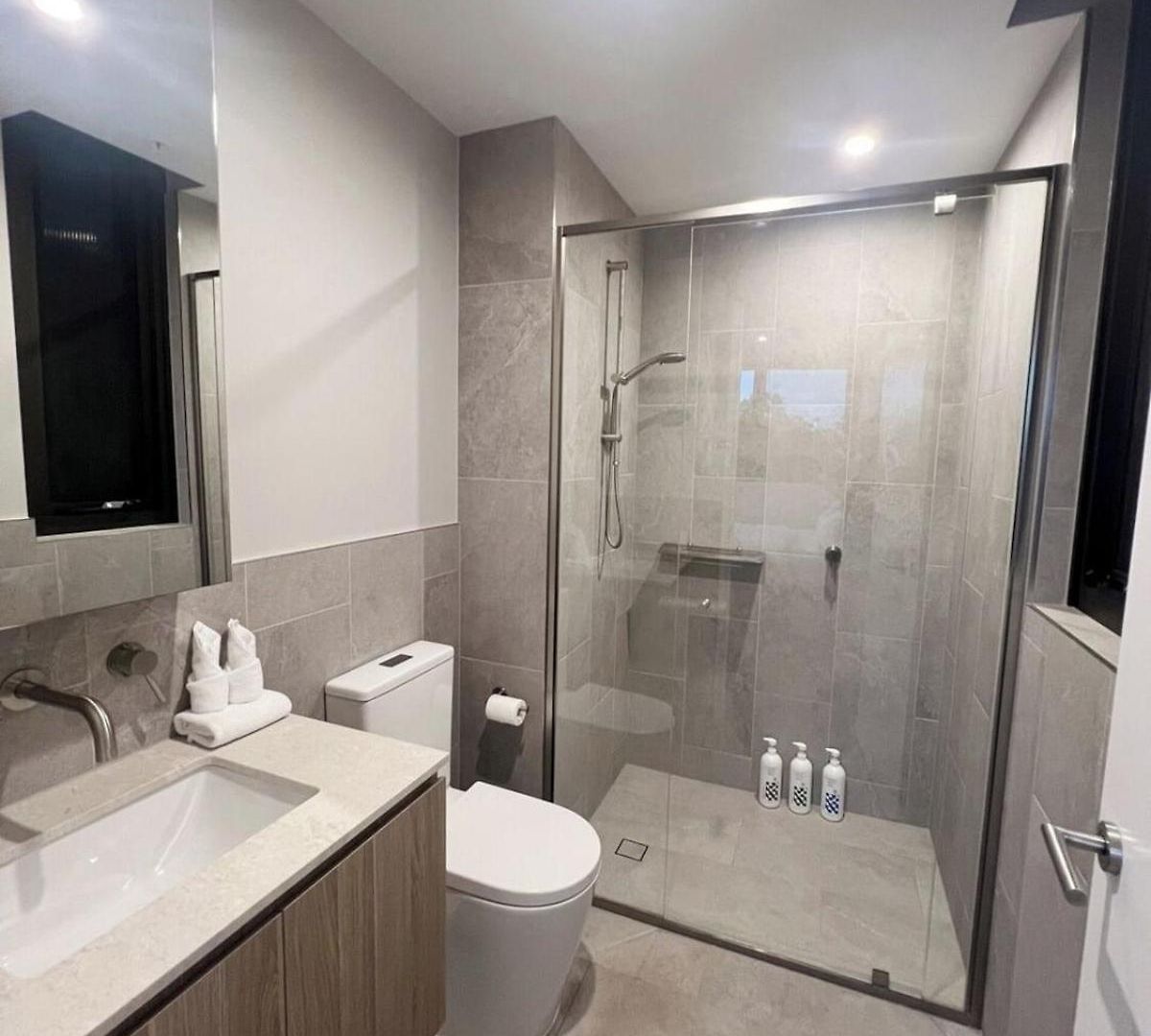 Riverside Modern 2br East With Parking *