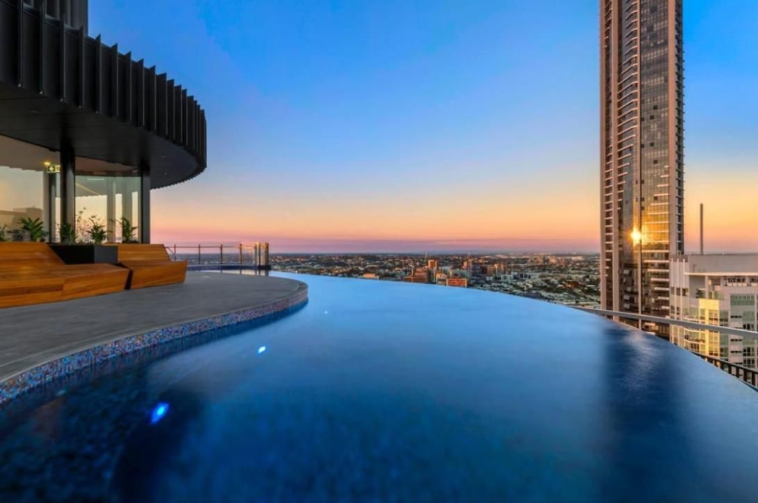Premium Unit W/ Rooftop Pool In The Heart *