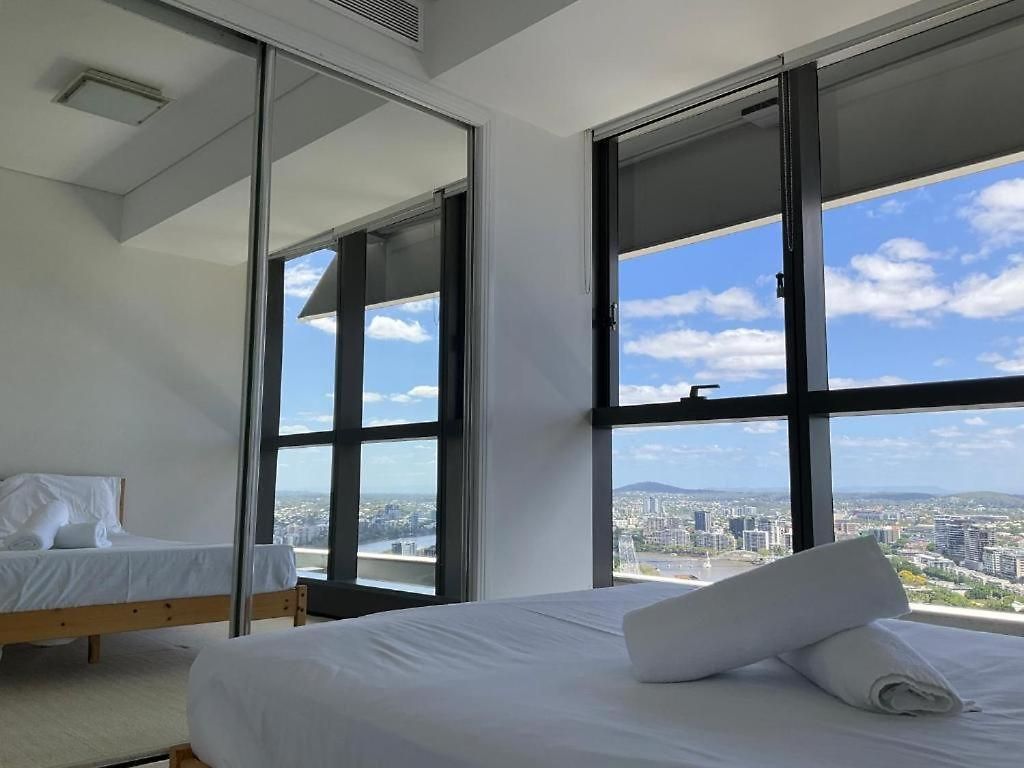 Modem Two Bedroom In Inner Cbd Apartment *