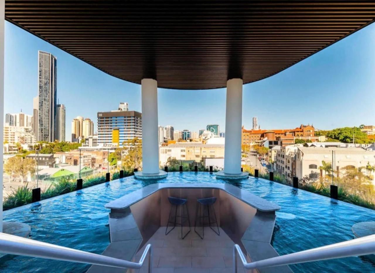Style Infinity Pool Gym Chic 1 Bedroom *
