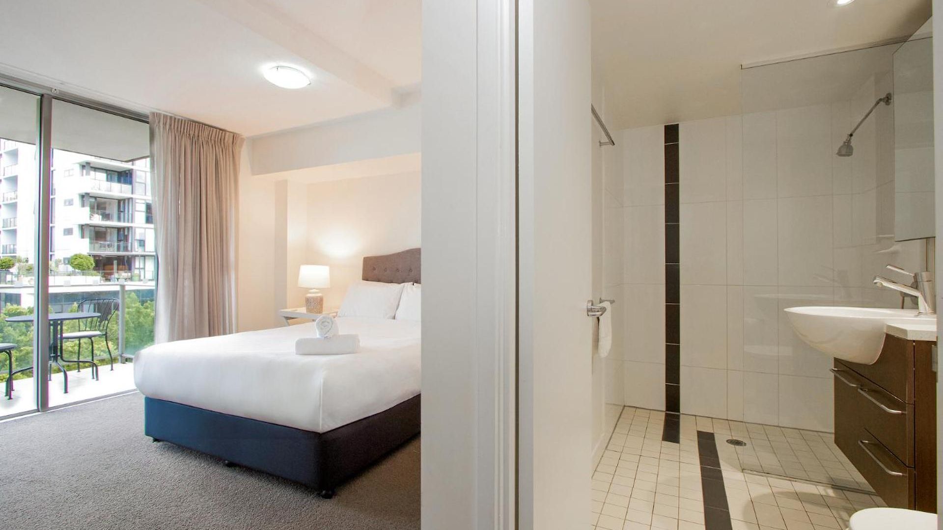 Stylish 2 Bdr Near Qut And Rbwh With Parking Brisbane