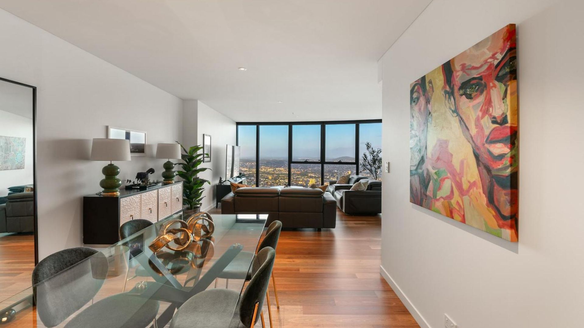 Skylight With Free Parking Apartment *